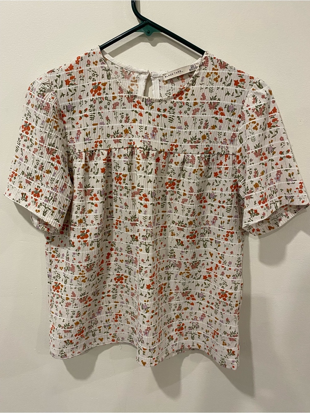 Black Tape_ short sleeve floral top